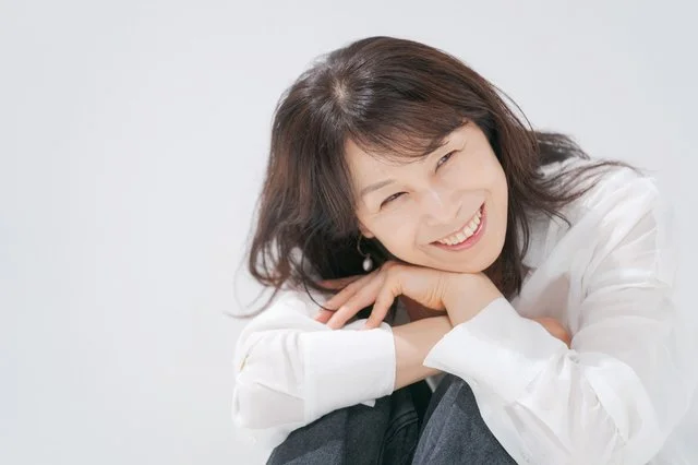 フェイシャル施術で目元から頬にかけて丁寧に手を添えるセラピストの手元を近くから写した場面